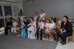 Na zdjęciu dzieci z grupy Liski i Wiewiórki wraz z rodzicami i paniami w trakcie oglądania prezentacji multimedialnej.