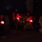 Dzieci wykonują taniec z lampionami.