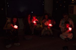 Dzieci wykonują taniec z lampionami.