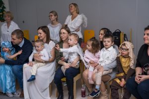 Na zdjęciu rodzice z dziećmi z grupy Liski i Wiewiórki.