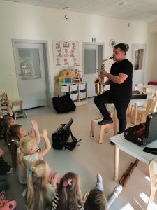Muzyk gra na instrumencie