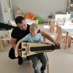 Chłopiec trzyma instrument