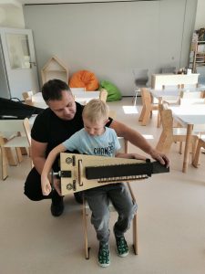 Chłopiec trzyma instrument