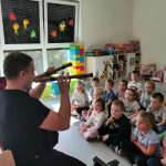 Muzyk gra na instrumencie