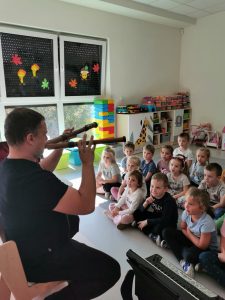Muzyk gra na instrumencie