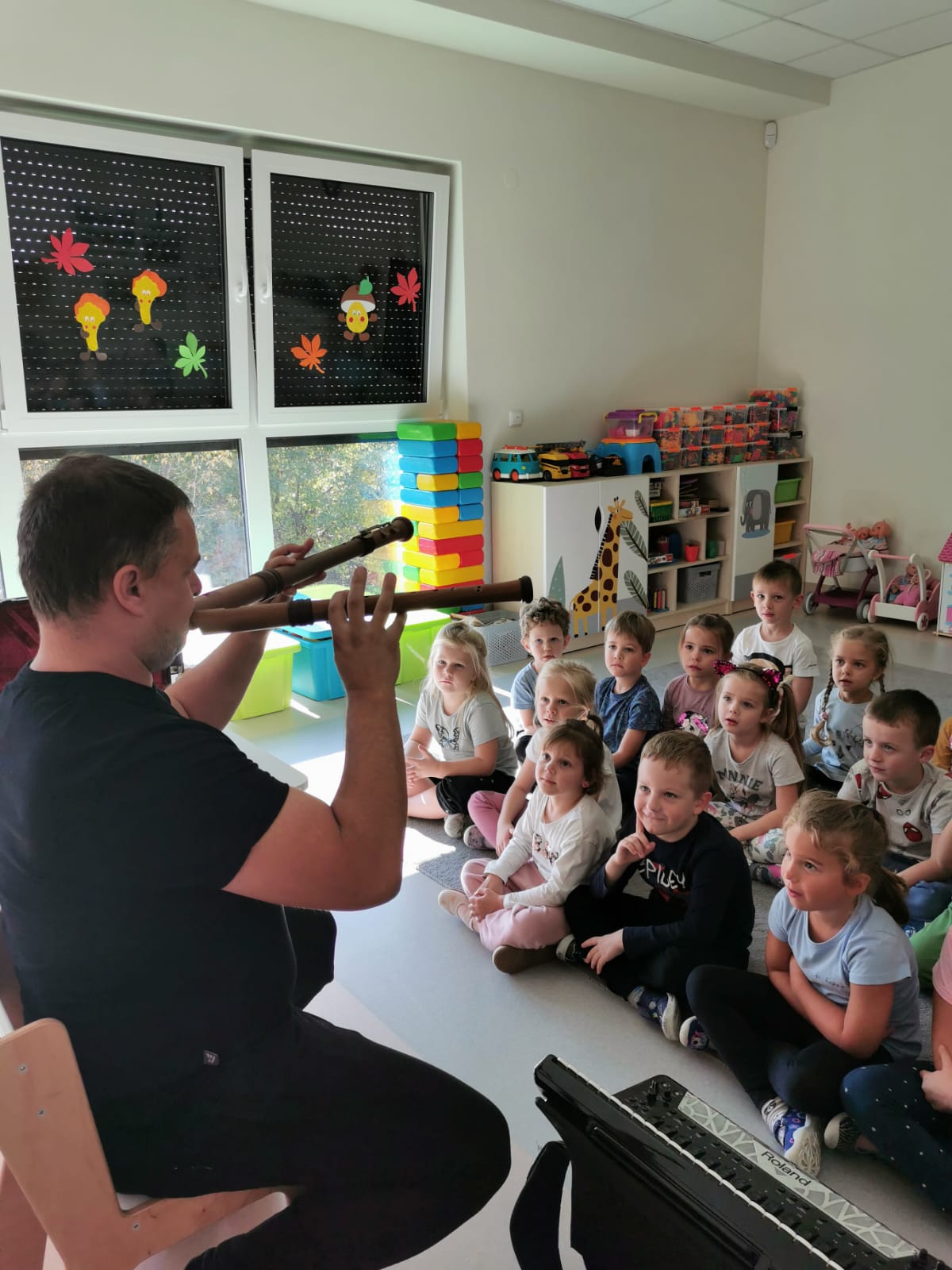 Muzyk gra na instrumencie