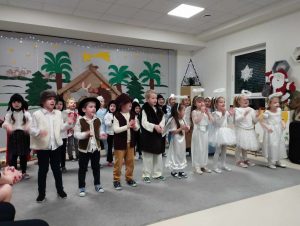 Dzieci tańczą ustawione rzędach