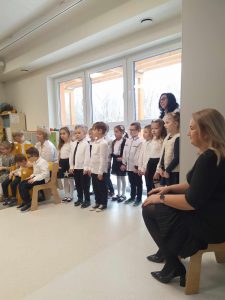 Na zdjęciu reprezentacja dzieci z grupy Kotki, która uświetnia uroczystość pasowania.