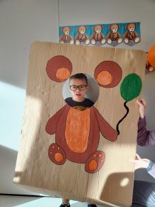 Na zdjęciu chłopiec z grupy Wiewiórki w ramce tematycznej w kształcie misia.