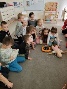 Dzieci ćwiczą z defibrylatorem