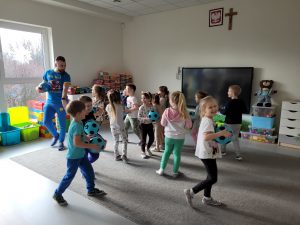 Dzieci biegają z piłkami