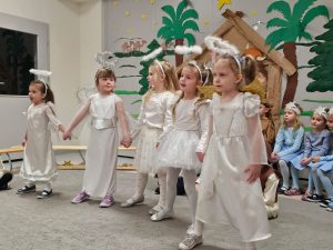 Dzieci tańczą ustawione w rzędzie