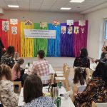 Gości przybyli na konkurs siedzą przy stołach i