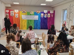 Gości przybyli na konkurs siedzą przy stołach i