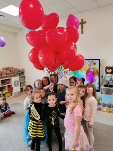 Dzieci trzymające balony