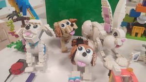 Konstrukcje przestrzenne z klocków LEGO.