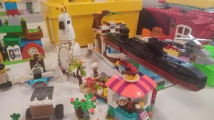 Konstrukcje przestrzenne z klocków LEGO.