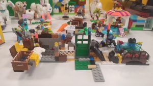 Konstrukcje przestrzenne z klocków LEGO.