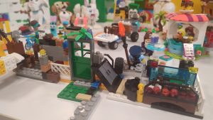 Konstrukcje przestrzenne z klocków LEGO.