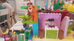 Konstrukcje przestrzenne z klocków LEGO.