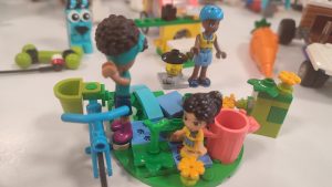 Konstrukcje przestrzenne z klocków LEGO.