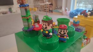 Konstrukcje przestrzenne z klocków LEGO.