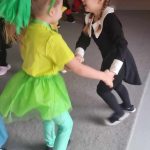 Dzieci przebranych w różne postaci bawią si e na balu karnawałowym.