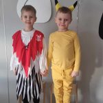 Dwóch chłopców przebranych w stroje karnawałowe pozuje do zdjęcia.