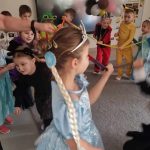 Dzieci przebranych w różne postaci bawią si e na balu karnawałowym.