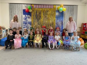 Wspólne zdjęcie dzieci na baliku