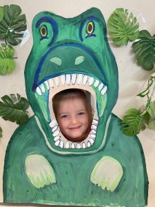 Dziewczynka w fotobudce dinozaura