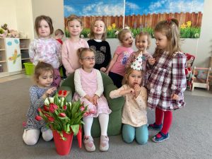 Dziewczynki świętują dzień kobiet