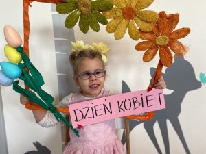 Dziewczynka w fotobudce