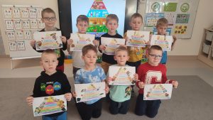 Chłopcy pokazują swoje piramidy zdrowego stylu życia, wykonane samodzielnie.