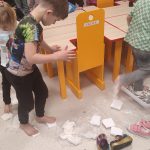 Dzieci przechodzą po torze , na którym położone są różnorodne przedmioty o różnych fakturach.