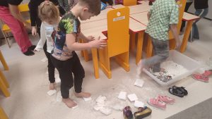 Dzieci przechodzą po torze , na którym położone są różnorodne przedmioty o różnych fakturach.