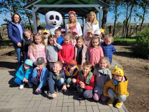 Dzieci, Panie, maskotka Panda pozują do zdjęcia