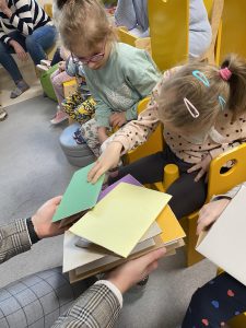 Dzieci wybierają specjalnie stworzone dla nich papierowe laptopy.