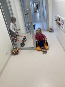 Dwie dziewczynki szukają swoich koszyczków pozostawionych przez Zajączka.