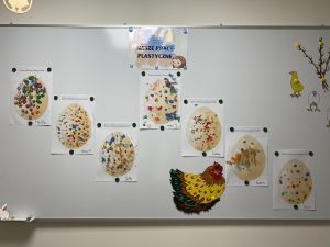 Wielkanocne prace- pisanki wiszą na tablicy.