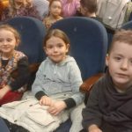 Dzieci na widowni w teatrze