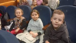 Dzieci na widowni w teatrze