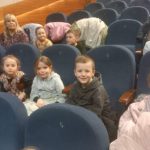 Dzieci na widowni w teatrze