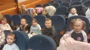 Dzieci na widowni w teatrze