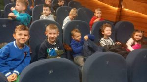 Dzieci na widowni w teatrze