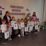Uczestnicy Olimpiady Języka Angielskiego Pozują wspólnie do zdjęcia z nagrodami i dyplomami.