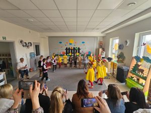 Dzieci występują na scenie