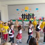 Dzieci występują na scenie