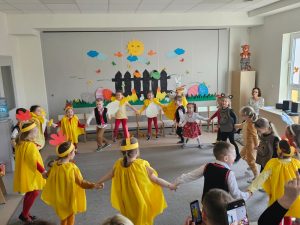 Dzieci występują na scenie