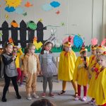Dzieci występują na scenie